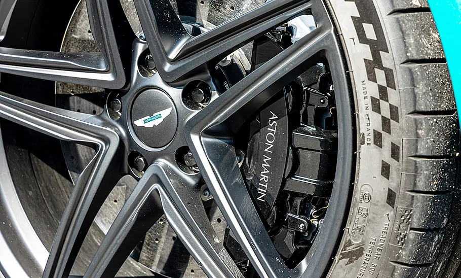 Ein Rad des Aston Martin Vantage V8 in der Detailaufnahme.