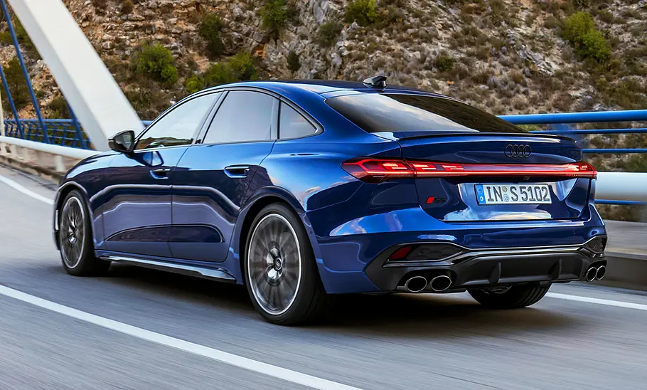 Audi S5 Sportback (2024); Außenansicht; fahrend; Fließhecklimousine; Heckansicht