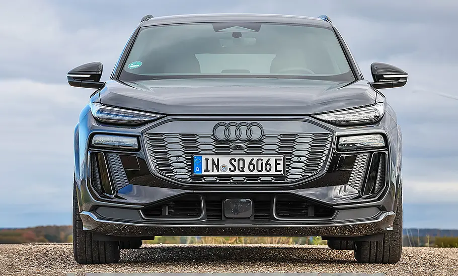 Audi SQ6 e-tron stehend, von vorne fotografiert.