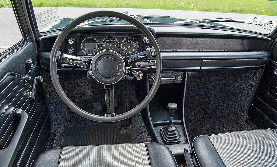 BMW 2002 Blick auf die Armaturen im Innenraum des BMW 2002.