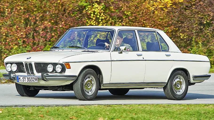 Der BMW 3.0 S fahrend von schräg vorne