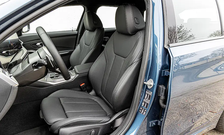 Die vorderen Sitze des BMW 3er Touring, durch die geöffnete Fahrertür fotografiert.