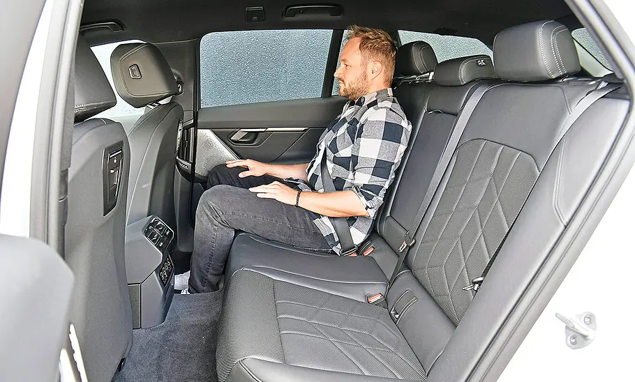 Blick auf die Fondsitze im Innenraum des BMW 5er Touring.