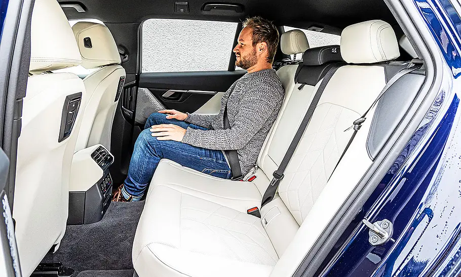 Blick auf die Fondsitze im Innenraum des BMW 5er Touring.