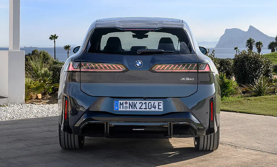 BMW iX3 Der BMW iX3, statisch von hinten fotografiert.