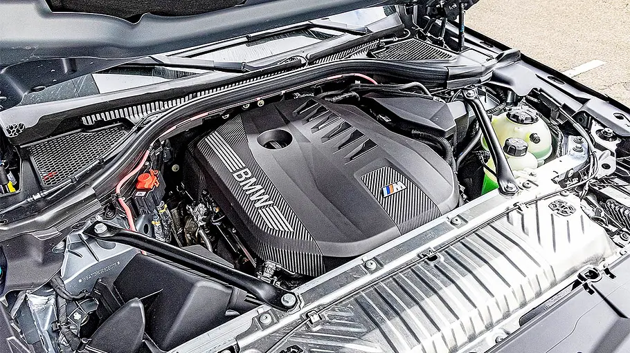 BMW X3 Blick in den Motorraum des BMW X3.