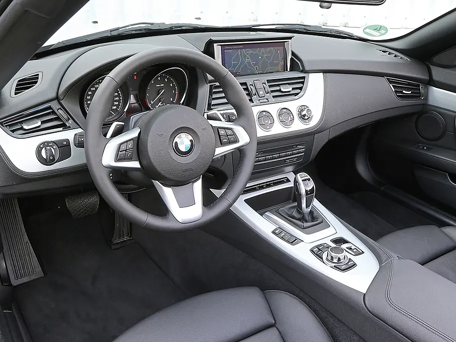 BMW Z4 sDrive28i Roadster Vergleichstest Innenraum Cockpit