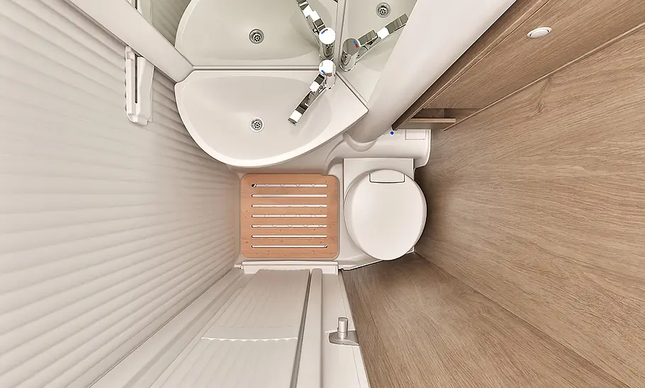 Carado V347 (2025) Kompaktbad des Carado V347 von oben fotografiert, Waschbecken mit Armatur, Spiegel, Toilette und Duschwanne mit Holzrost sichtbar.