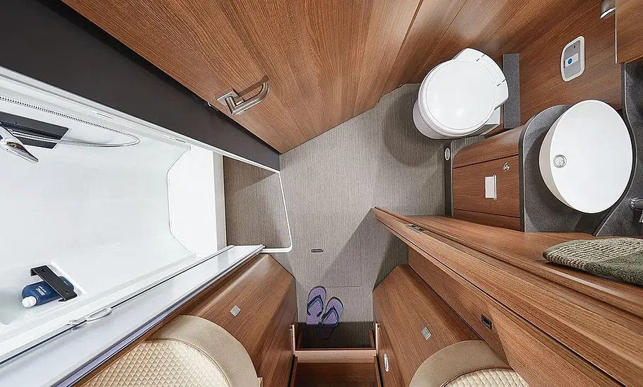 Carthago C2-Tourer I 147 RB-LE L (2025) Carthago C2-Tourer I 147 RB-LE L (2025) Innenansicht: Raumbad aus der Vogelperspektive