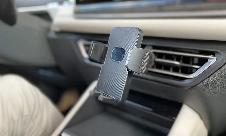 Cindro Handyhalterung Auto Cindro Handyhalterung Auto montiert von schräg vorne fotografiert.