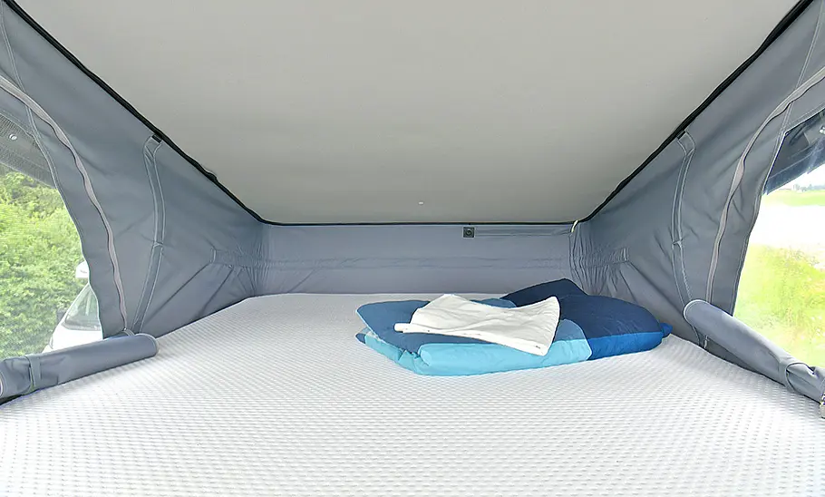 Das Bild zeigt das Bett im Aufstelldach des Corigon CV 60 D (2025).