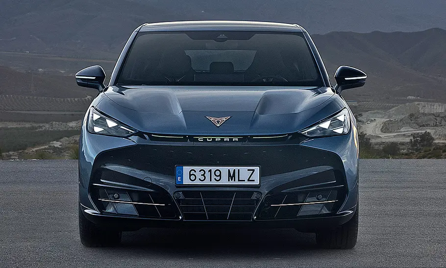 Der Cupra Tavascan (2024) statisch von vorn fotografiert.