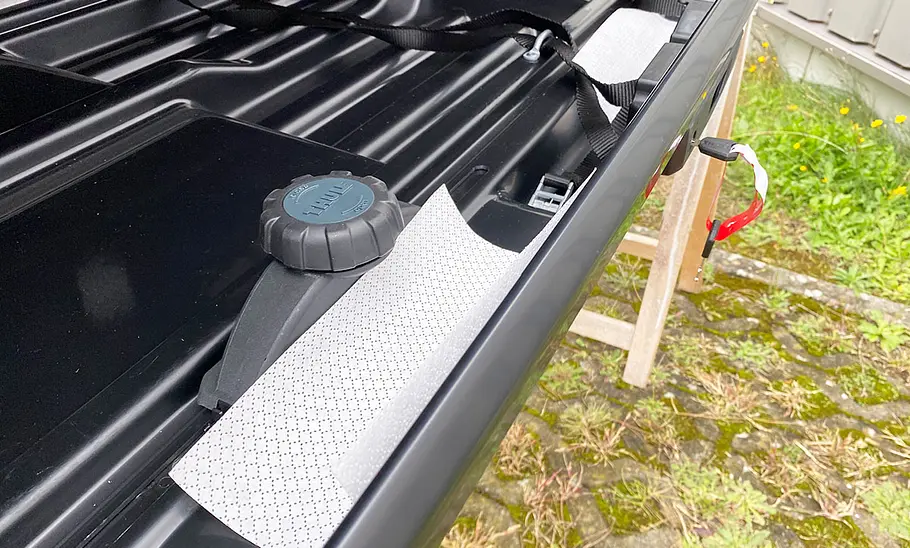 Die Thule Motion 3 mit Löschpapier bei der Dichtigkeitsprüfung.
