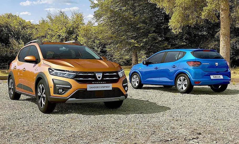 Zwei Dacia Sandero Fahrzeuge stehend, eines von vorne und das andere von hinten fotografiert.