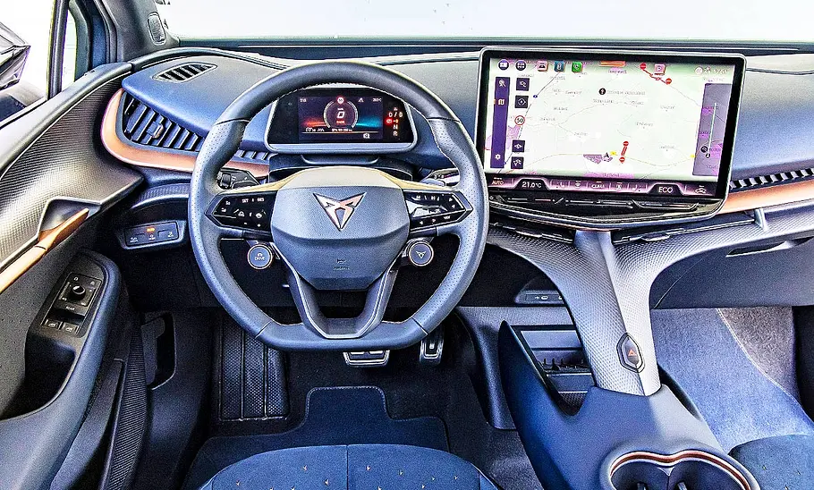 Blick auf die Armaturen im Innenraum des Cupra Tavascan VZ.