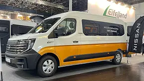 Die Außenaufnahme zeigt den Eifelland Nissan Interstar-e (2025) statisch von schräg vorne links am Eifelland-Stand auf dem Caravan Salon Düsseldorf 2025. - Foto: Dominik Mothes Die Außenaufnahme zeigt den Eifelland Nissan Interstar-e (2025) statisch von schräg vorne links am Eifelland-Stand auf dem Caravan Salon Düsseldorf 2025. - Foto: Dominik Mothes
