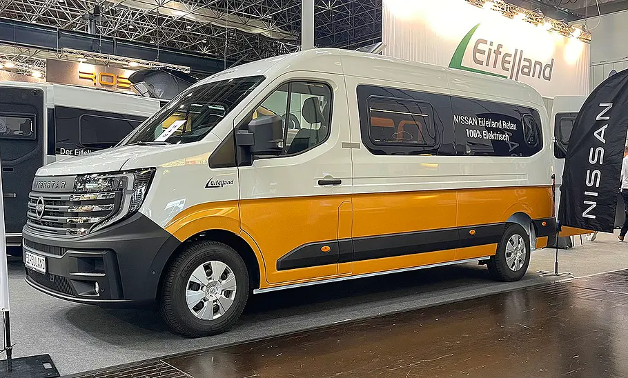 Eifelland Nissan Interstar-e (2025) Die Außenaufnahme zeigt den Eifelland Nissan Interstar-e (2025) statisch von schräg vorne links am Eifelland-Stand auf dem Caravan Salon Düsseldorf 2025.