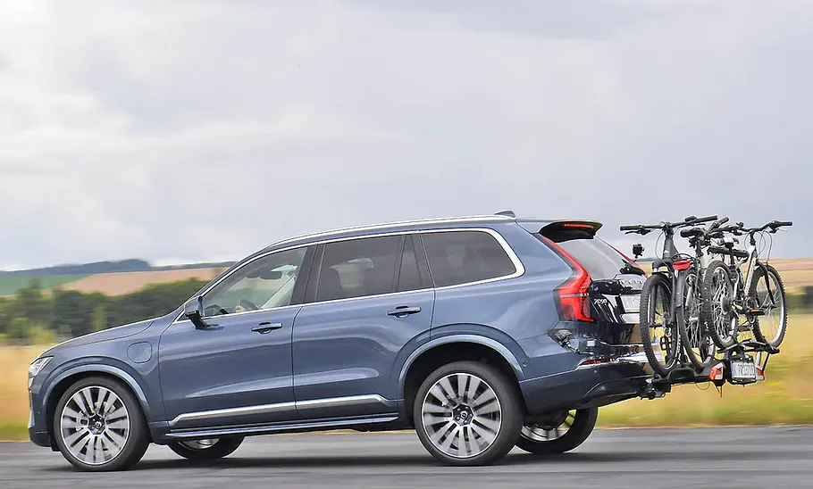 Thule-Fahrradträger für bis zu drei E-Bikes im Test Die Außenaufnahme zeigt den Testwagen (Volvo XC90) bei einem Bremsmanöver auf der Teststrecke mit montiertem und beladenem Fahrradträger für die AHK.