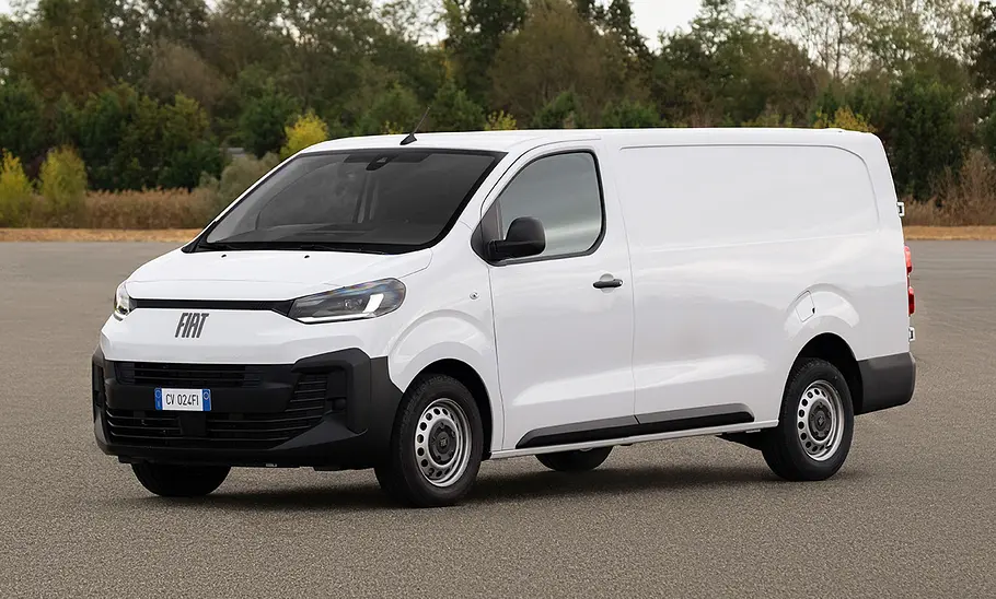Fiat Scudo statisch auf asphaltiertem Platz, Ansicht von vorne links.
