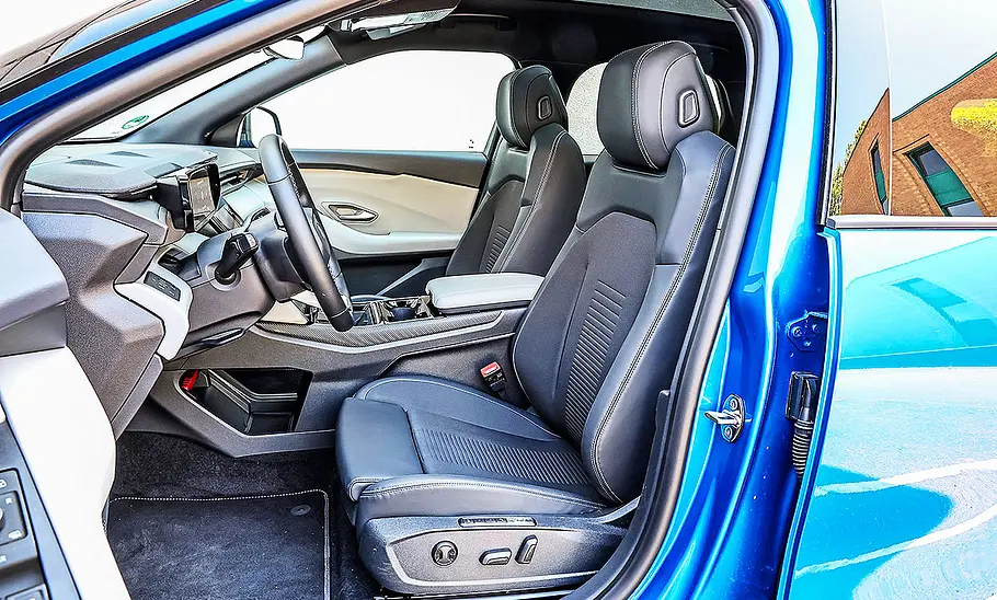 Ford Explorer Elektro Blick auf die Vordersitze im Innenraum des Ford Explorer Elektro.
