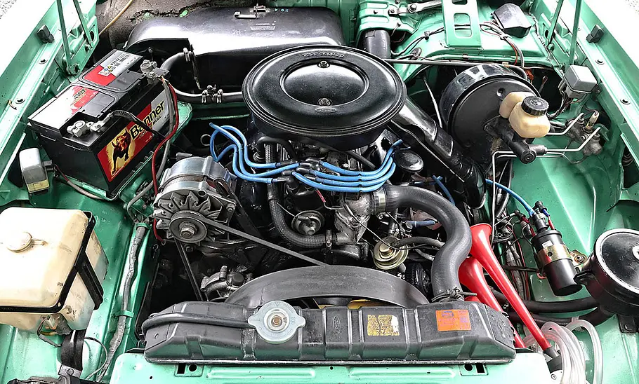 Der Motor des Ford Granada 3.0 V6 Coupé.