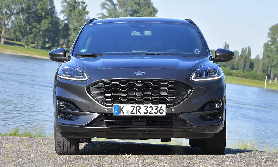 Ford Kuga (2019) Der Ford Kuga (2019) steht an einem Flussufer, von vorne fotografiert.