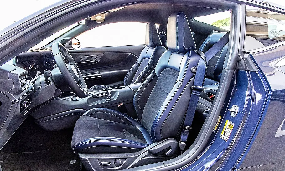Blick auf die Vordersitze im Innenraum des Ford Mustang Dark Horse.