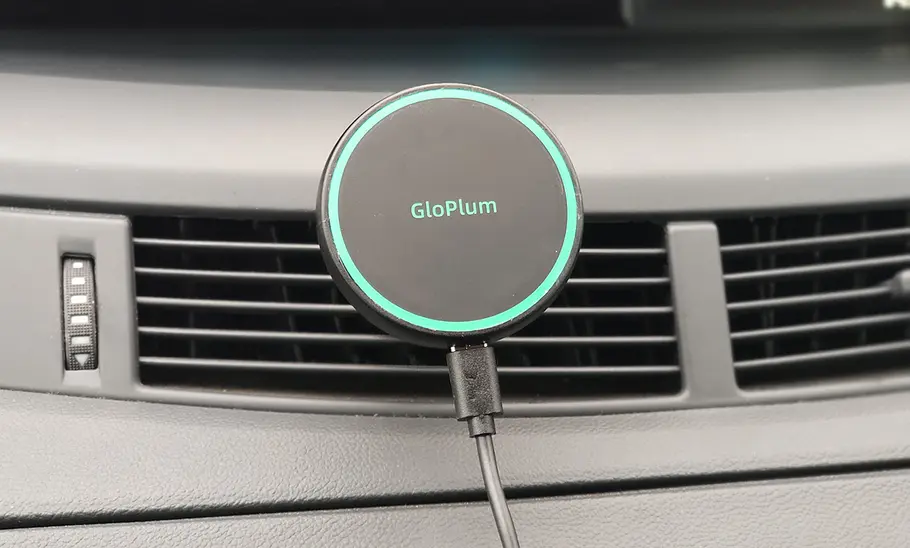 Handyhalterung fürs Auto mit Ladefunktion im Test Der GloPlum Wireless Car Charger am Lüftungsgitter.