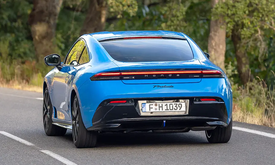 Der Honda Prelude (2026) fährt auf einer Landstraße, von hinten fotografiert.