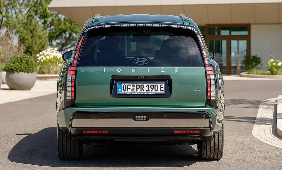 Der Hyundai Ioniq 9 (2025), statisch von hinten fotografiert.