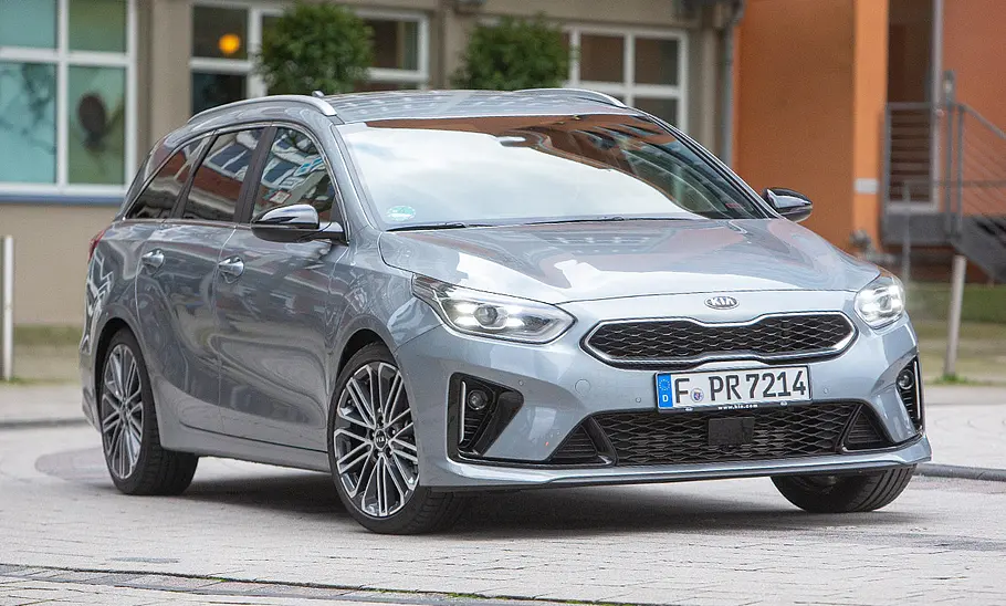 Der Kia Ceed Sportswagon (2018) fährt durch eine Linkskurve, von vorne rechts fotografiert.