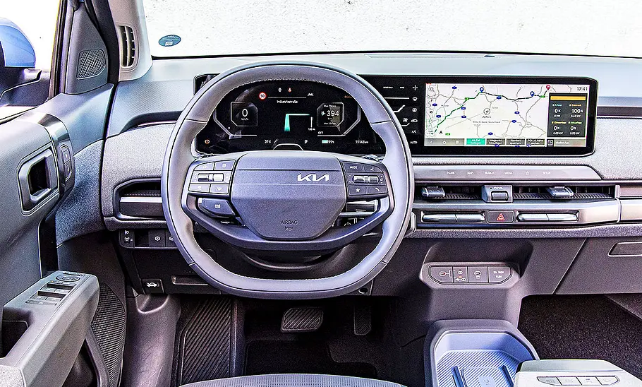 Blick auf die Armaturen im Innenraum des Kia EV3.