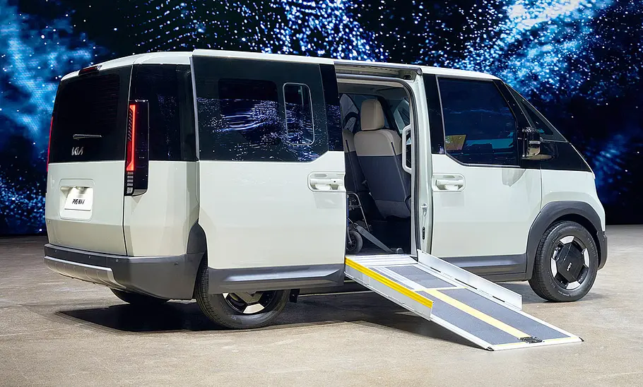 Kia PV5 WAV (2025) Eine Auffahrrampe für Rollstühle ermöglicht die Einfahrt in den Kia PV5 WAV (2025).