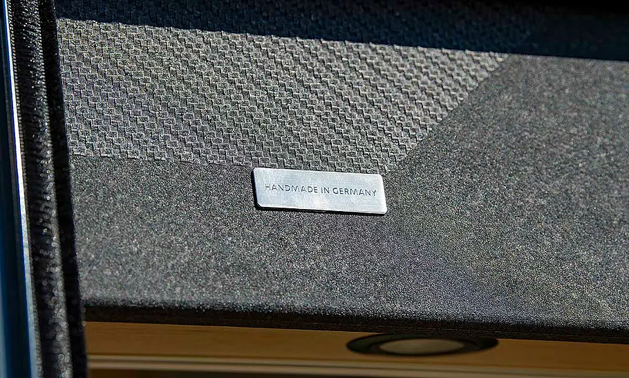 Die Innenaufnahme zeigt den EPP-Ausbau des Knaus Boxtime 540 (2025) im Detail. Zu sehen ist eine Leiste über dem Einstieg. Auf der EPP-Verkleidung ist eine Plakette mit der Inschrift Handmade in Germany eingelassen.
