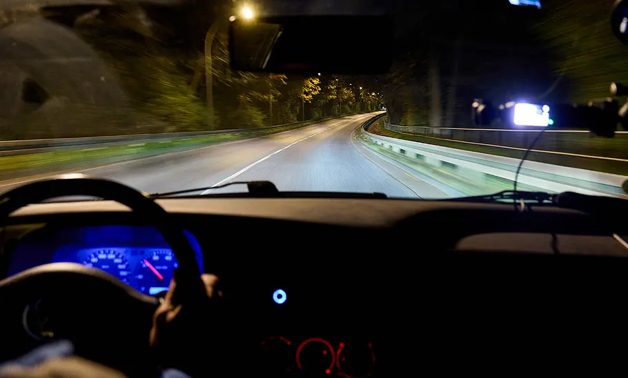 Nächtliche Testfahrt mit Philips Ultinon Pro6000 HL Boost H7-LED zum Nachrüsten im Test, fotografiert aus einem fahrenden Auto.