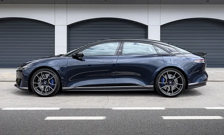 Lucid Air Sapphire (2025) Der Lucid Air Sapphire (2025) steht in der Boxengasse des Circuito Ascari, von links fotografiert.