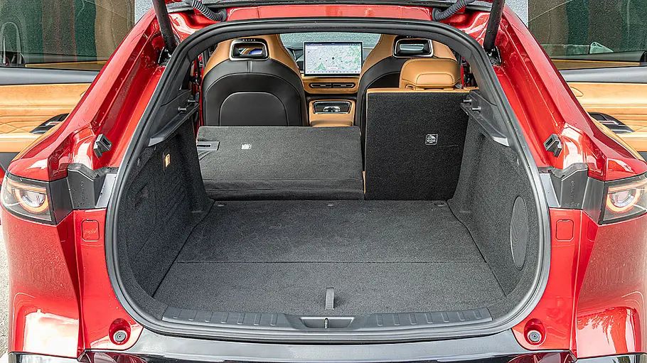 Der Kofferraum des Mazda6e mit teilweise umgeklappter Rücksitzbank.