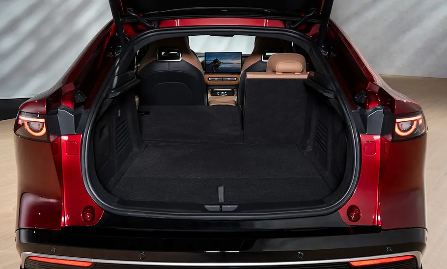 Der Kofferraum des Mazda6e (2025).