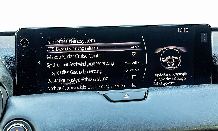 Mazda CX-80 Blick auf die Armaturen im Innenraum des Mazda CX-80.