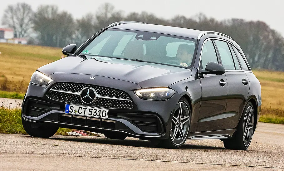 Blick von schräg vorne auf den fahrenden Mercedes C300 T-Modell.