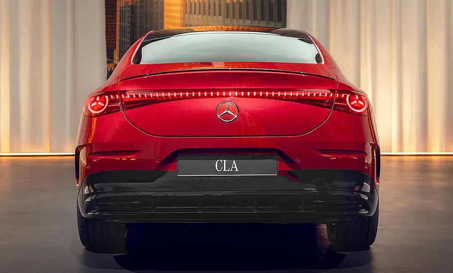 Mercedes CLA EQ (2025) Der Mercedes CLA EQ (2025) steht in Studioumgebung, von hinten fotografiert.