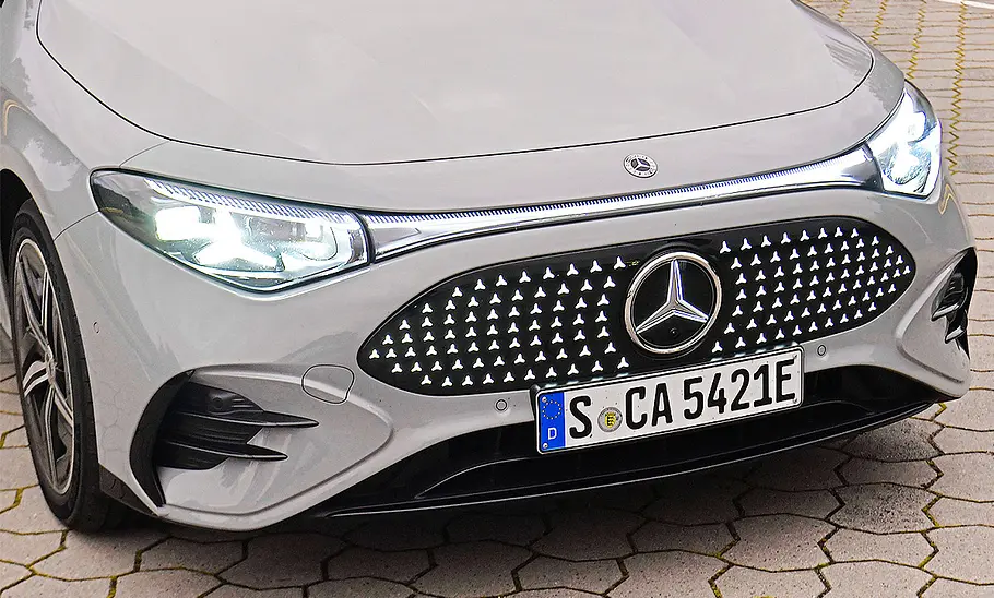 Blick auf die Frontpartie des Mercedes CLA EQ.