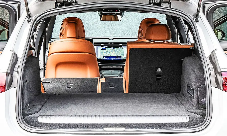 Blick in den Kofferraum des Mercedes E 300 e T-Modell.