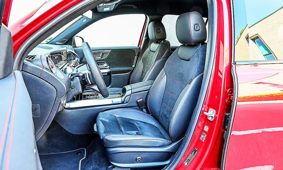 Mercedes EQB Blick auf die Vordersitze im Innenraum des Mercedes EQB.