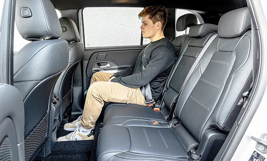 Mercedes GLB Eine Person sitzt im Fond des Mercedes GLB.