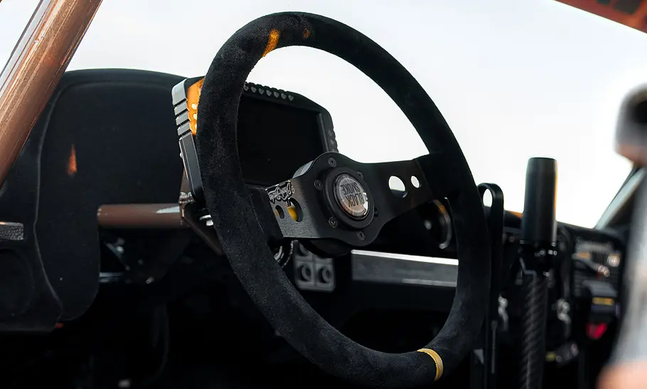 Cockpit mit Lenkrad des getunten Mercedes S123, fotografiert von der Seite.