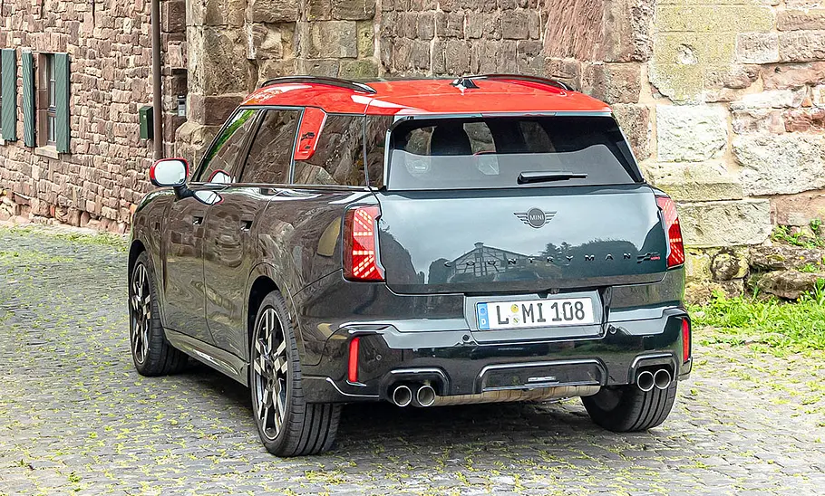 Mini John Cooper Works Countryman All4 Der Mini John Cooper Works Countryman All4 statisch von schräg hinten fotografiert.