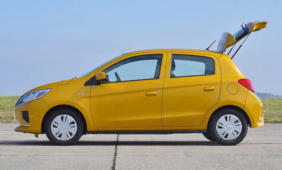 Der Mitsubishi Space Star (2020), mit geöffneter Heckklappe von links fotografiert.