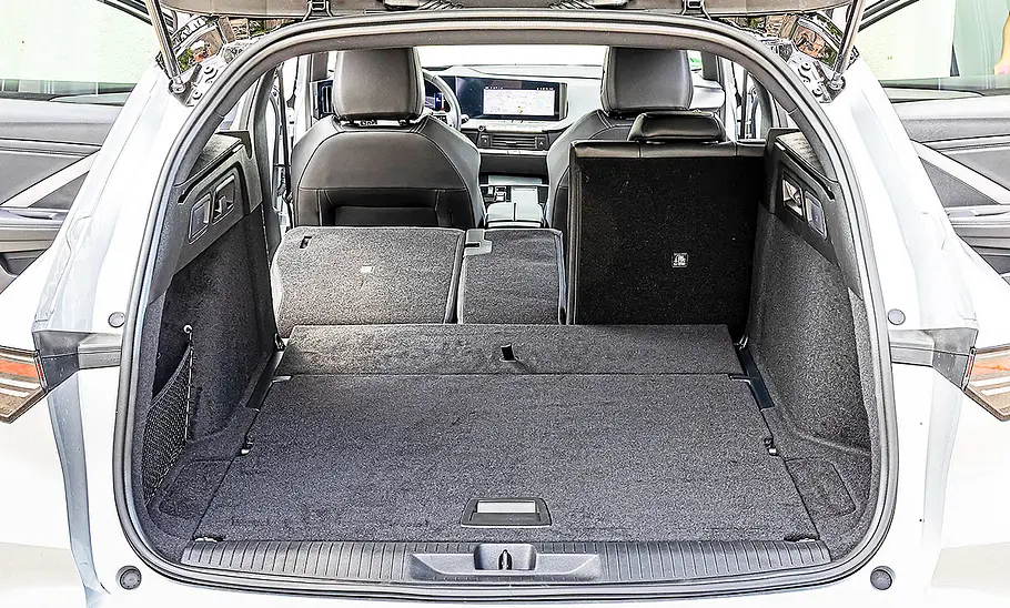 Blick in den Kofferraum des Opel Astra Sports Tourer.