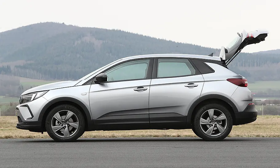 Opel Grandland (2021) Der Opel Grandland (2021) mit geöffneter Heckklappe statisch von der linken Seite fotografiert
